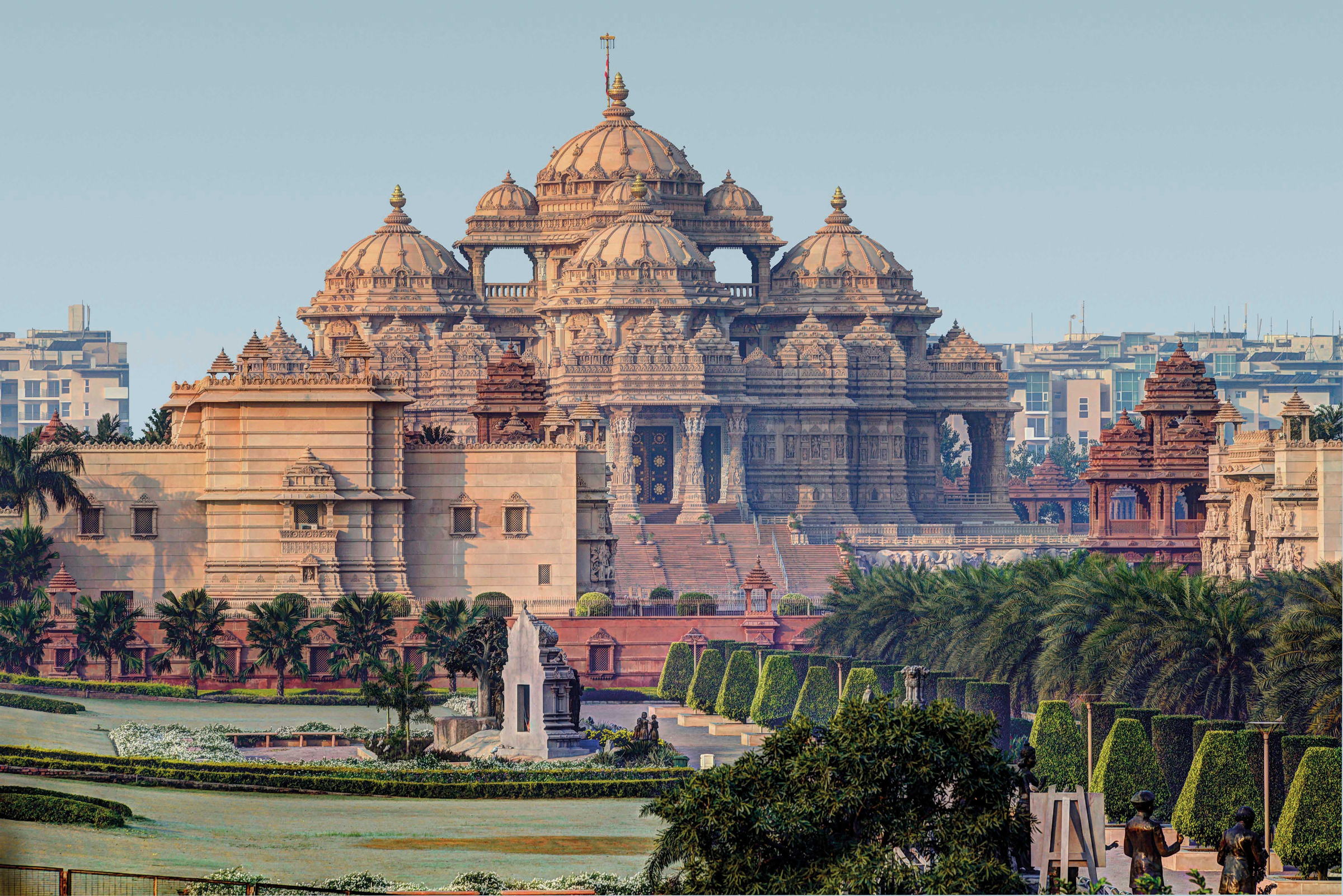 This hindu temple is located on the banks of river yamuna in New Delhi,indiaIt is made of rajasthani pink sandstone and italian marble