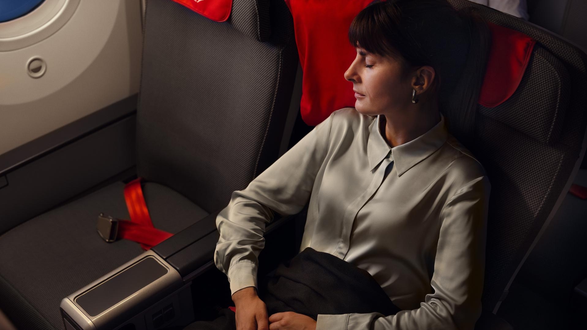 You can adjust your seat into a comfortable sleeping position due to the inclination angle of 40 degrees.