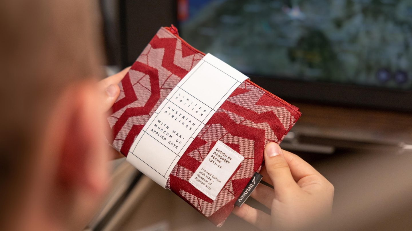 Ein Austrian-Airlines-Passagier präsentiert die exklusive Amenity-Kit-Kulturtasche von MAK